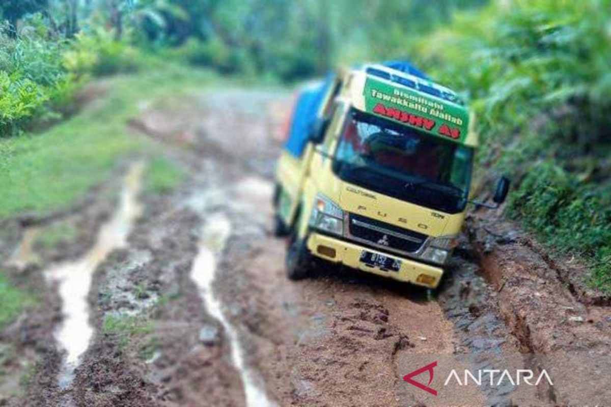 Jalan Rusak Di Cianjur Tak Diperbaiki Warga Mengibaratkan Sungai