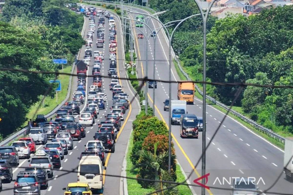 Sistem One Way Berlaku Dari Gerbang Tol Kalikangkung Semarang Hingga