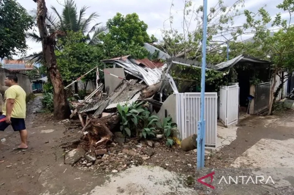 Angin Kencang Sejumlah Rumah Di Kabupaten Bekasi Rusak Tertimpa Pohon