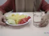 Tips Mencegah Perut Kembung saat Cuaca Panas, Minum 2 Liter Air per Hari - GenPI.co