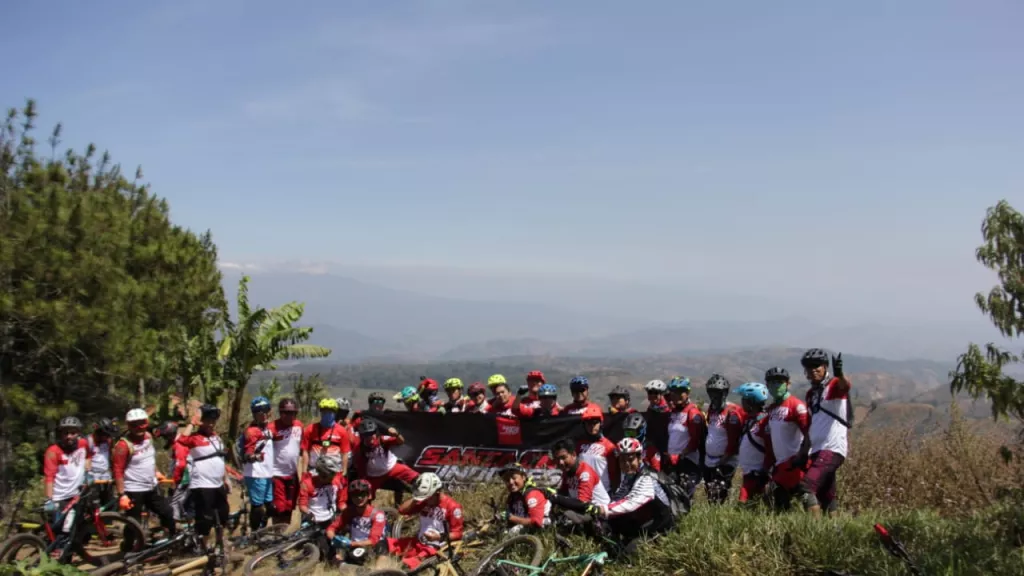 Komunitas Sepeda Santacruz, Bagikan Pengalaman Upacara di Ciremai - GenPI.co