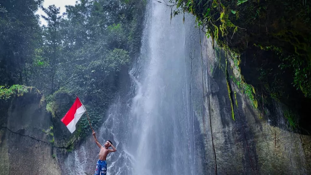 Menikmati Air Terjun Sasnek di Papua, Masih Alami Banget, Wow! - GenPI.co