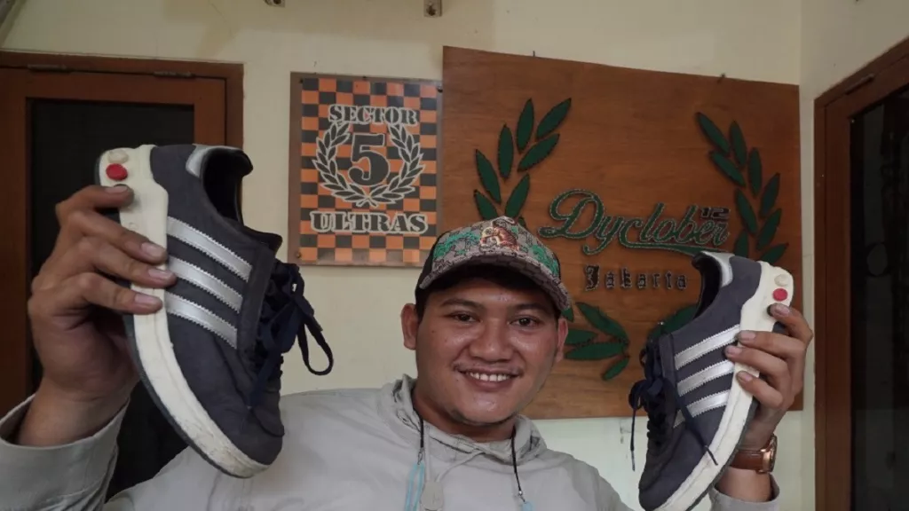 Modal 150 ribu, Adi Sukses Bikin Jasa Cuci Sepatu Branded - GenPI.co
