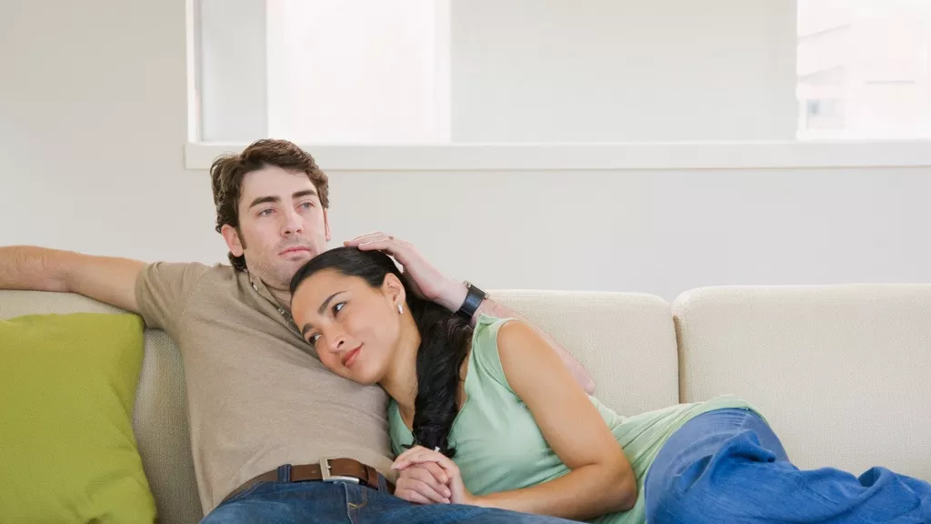 3 Hal Penyebab Pasangan Selingkuh Meski Hubungan Baik-baik Saja - GenPI.co