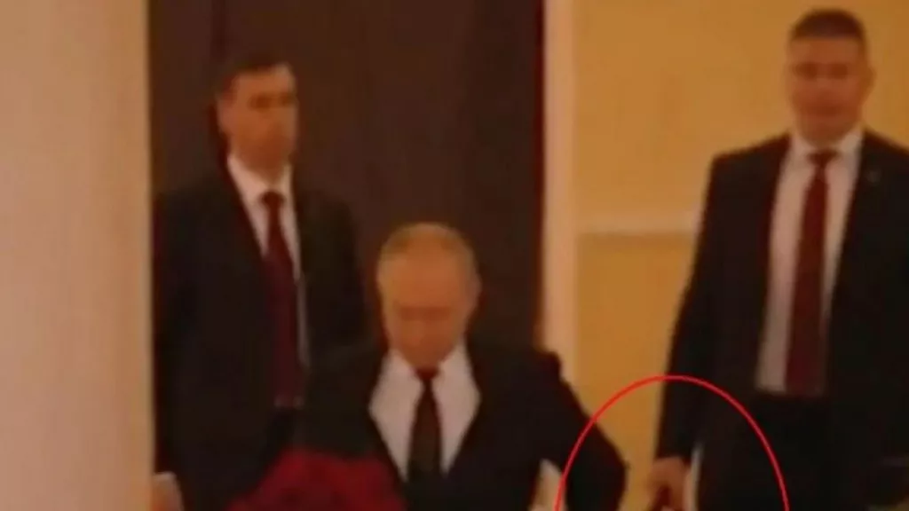 Vladimir Putin Bawa Koper Rahasia, Isinya Bisa Bikin Kiamat - GenPI.co