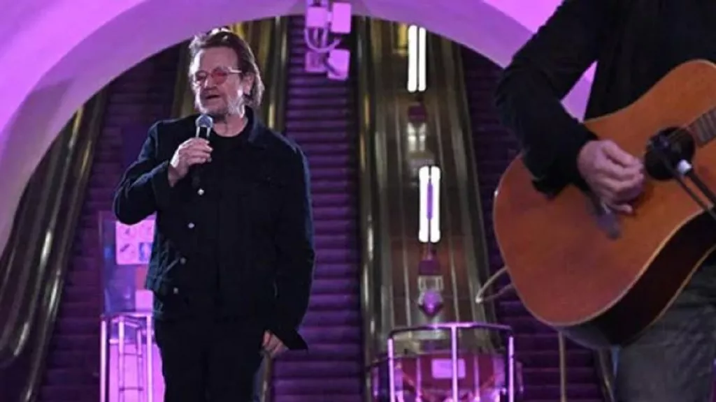 Semangati Rakyat Ukraina, Bono U2 Nekat Konser di Kiev - GenPI.co