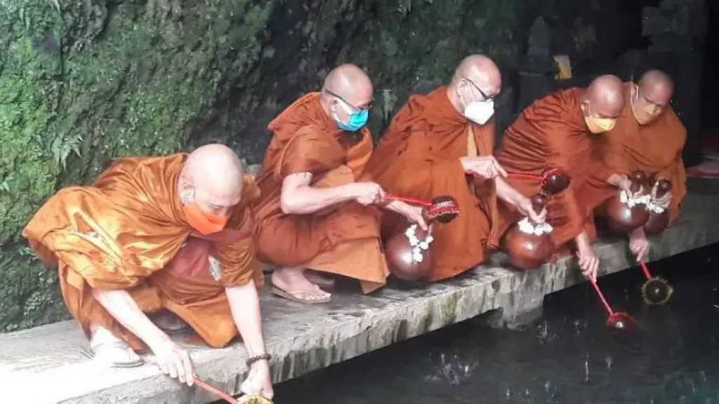 Waisak Borobudur, Para Biksu Ambil Air Berkah dari Umbul Jumprit - GenPI.co