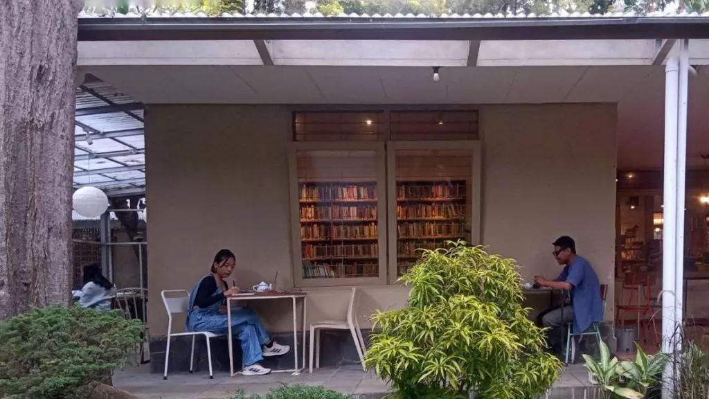 Kineruku, Perpustakaan Cozy Bisa untuk Bikin Tugas Sambil Ngopi - GenPI.co