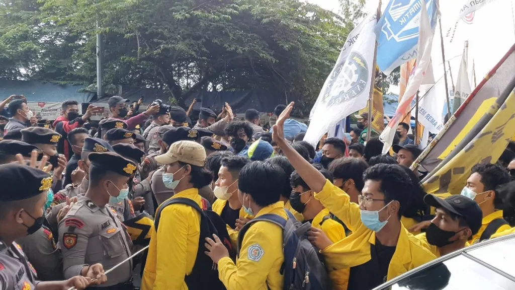 Tak Mau Kalah, Polda Metro Jaya Kerahkan Pasukan Kepung Istana - GenPI.co