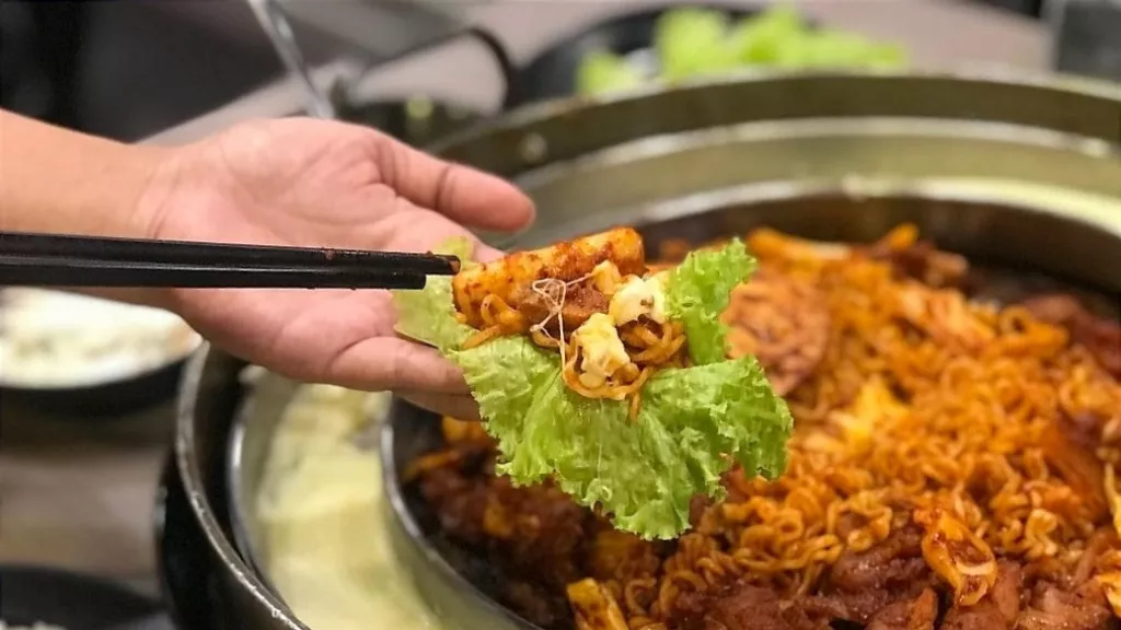 Cicipi Makanan Korea di Mr Dakgalbi, Bisa Nonton Live Cooking! - GenPI.co