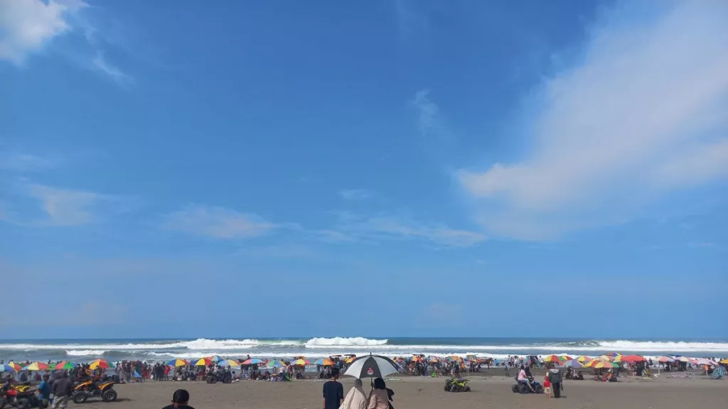 Pelancong Padati Pantai Parangtritis, Wisata Air Tetap Jadi Idola - GenPI.co