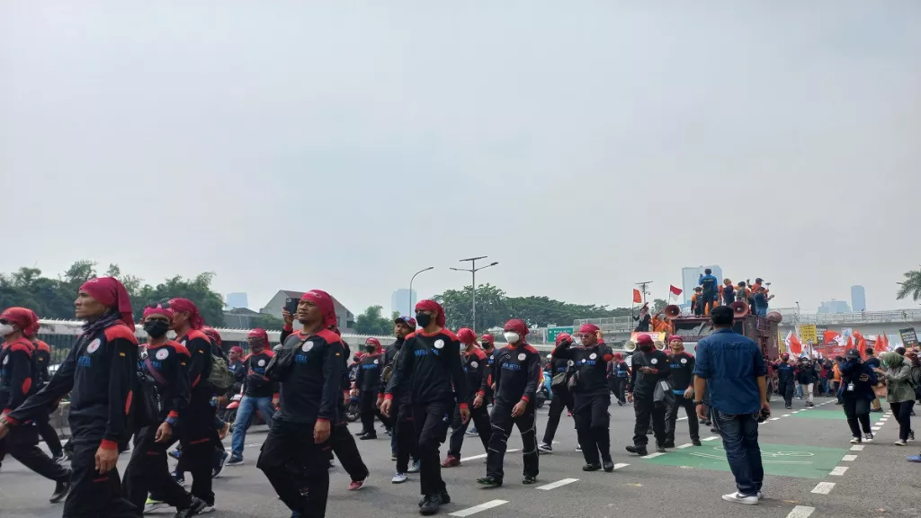 Puluhan Ribu Buruh Bergerak Kepung DPR, Tolak Omnibus Law - GenPI.co