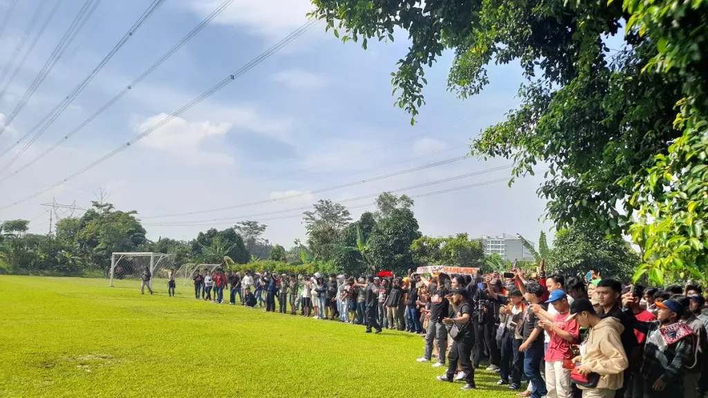 Ribuan Jakmania Mendadak Kepung Tempat Latihan Persija Jakarta - GenPI.co