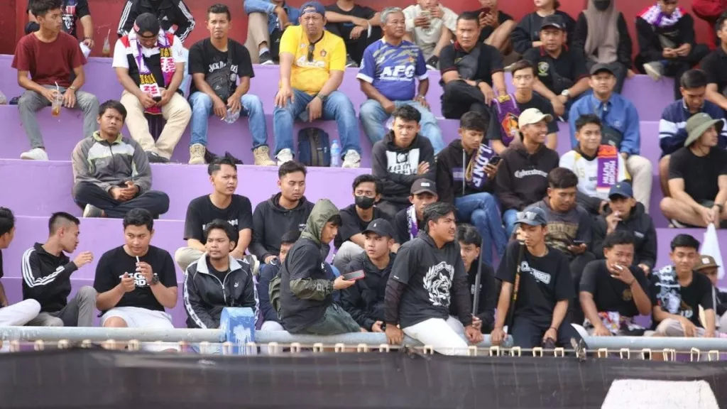 Kalah 1-2 Lawan Borneo FC, Suporter Persik Luapkan Kekecewaan - GenPI.co JATIM
