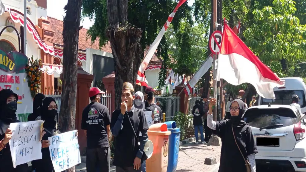 Aliansi Kota Santri Demo di Depan Pengadilan, Ingin Mas Bechi Dihukum Setimpal - GenPI.co JATIM