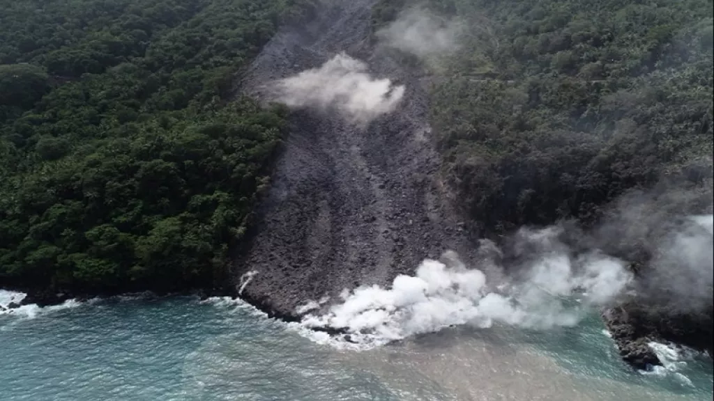 4 Fakta Erupsi Gunung Karangetang di Manado - GenPI.co