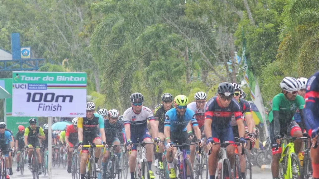 Tour de Bintan, Peserta Berlomba di Bawah Guyuran Hujan - GenPI.co