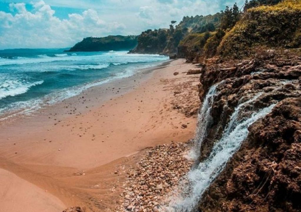Punya Air Terjun, Berikut Fakta Unik Pantai Pacar Tulungagung - GenPI.co JATIM
