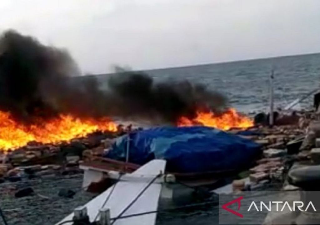 Terdengar Ledakan, KM Khatijah 1 Terbakar di Kepulauan Sapudi - GenPI.co JATIM