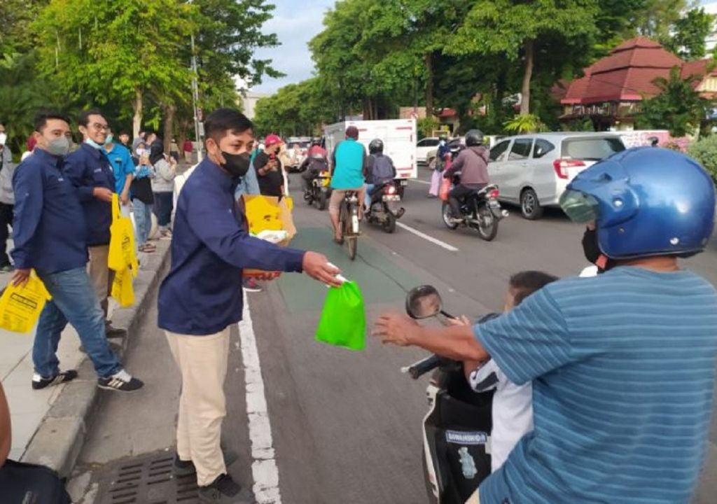 Hilangkan Kantong Plastik, Bagi Takjil di Surabaya ini Berbeda - GenPI.co JATIM