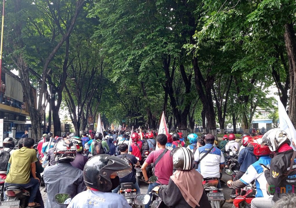 Demo Buruh di Surabaya Diwarnai Sweeping, Pagar Pabrik Roboh - GenPI.co JATIM