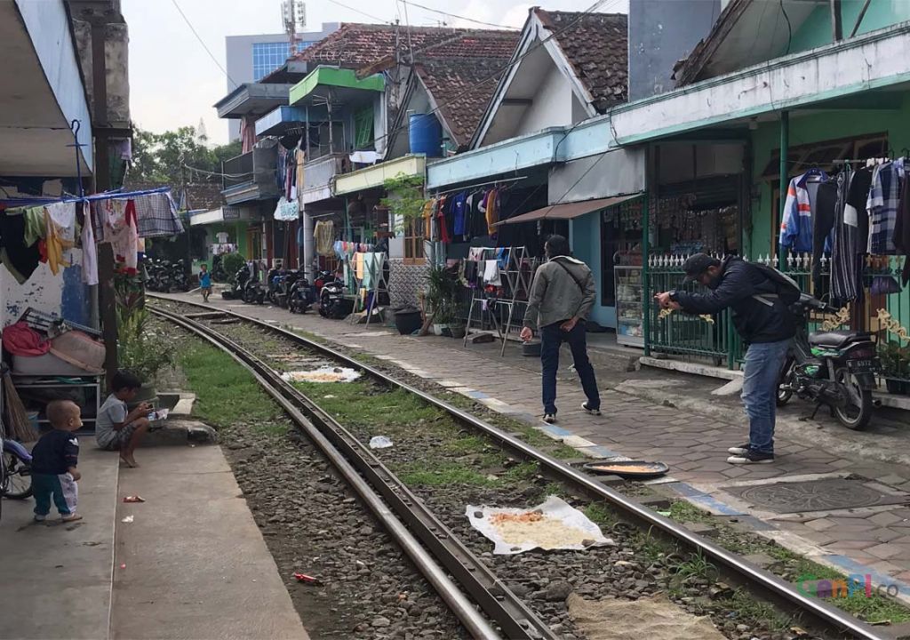 Warga Malang Sukarela Bongkar Rumahnya Sendiri, Dekat Rel Kereta - GenPI.co JATIM