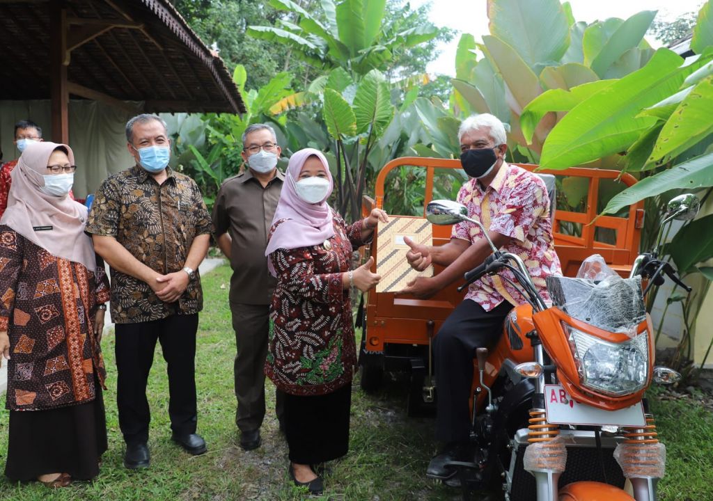 Pemkab Sleman Beri Bantuan Kelompok Pengelola Sampah Mandiri - GenPI.co JOGJA