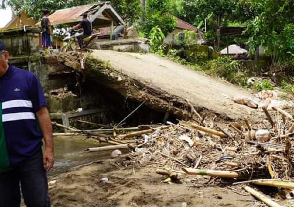 Permudah Akses Warga, Jembatan Darurat Dibangun - GenPI.co NTB