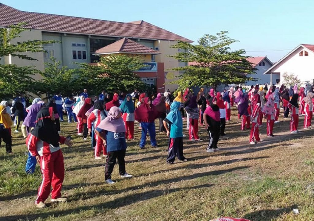 uploads/ntb/arsip/normal/2021/11/29/karyawan-puskesmas-bersama-warga-sedang-senam-sehat-foto-bn4e.jpg - GenPI.co NTB