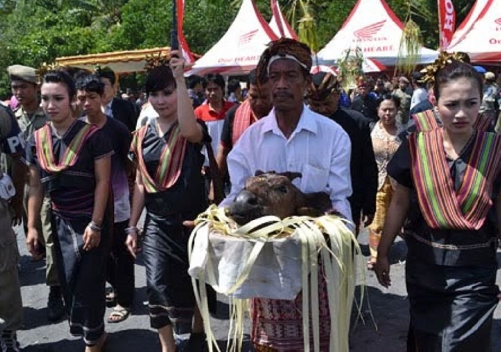 Rebo Bontong, Tradisi Mandi Bersama Suku Sasak - GenPI.co NTB