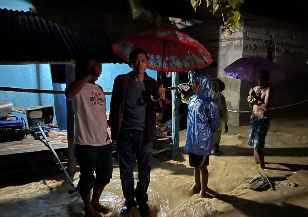 Rumah Terendam Banjir, Ratusan Warga Kuta Loteng Mengungsi - GenPI.co NTB