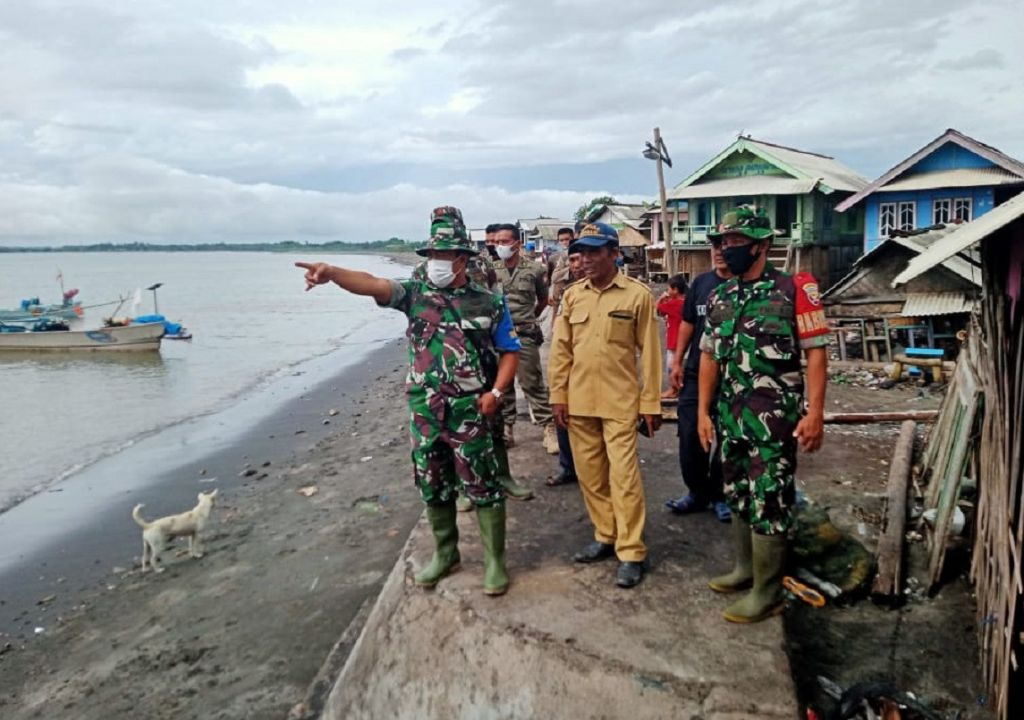 Personel TNI di Lotim Turun Bantu Warga Terdampak Banjir - GenPI.co NTB