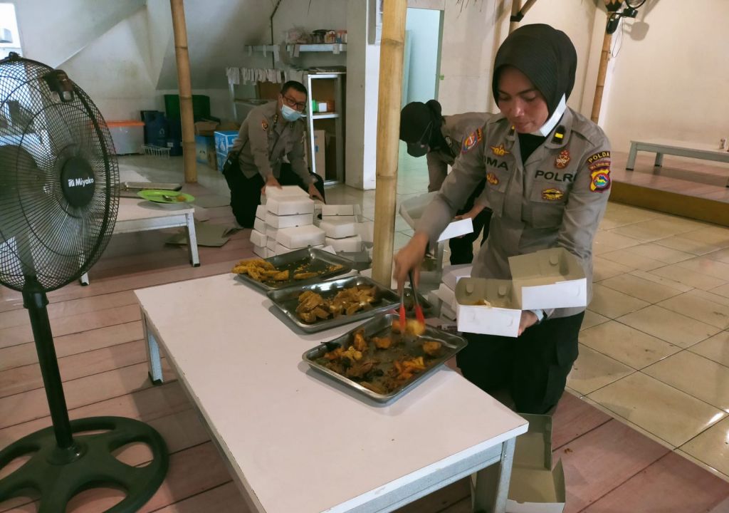 uploads/ntb/arsip/normal/2021/12/07/personil-polda-ntb-sedang-menyiapkan-kebutuhan-nasi-kotak-ba-hwhm.jpg - GenPI.co NTB