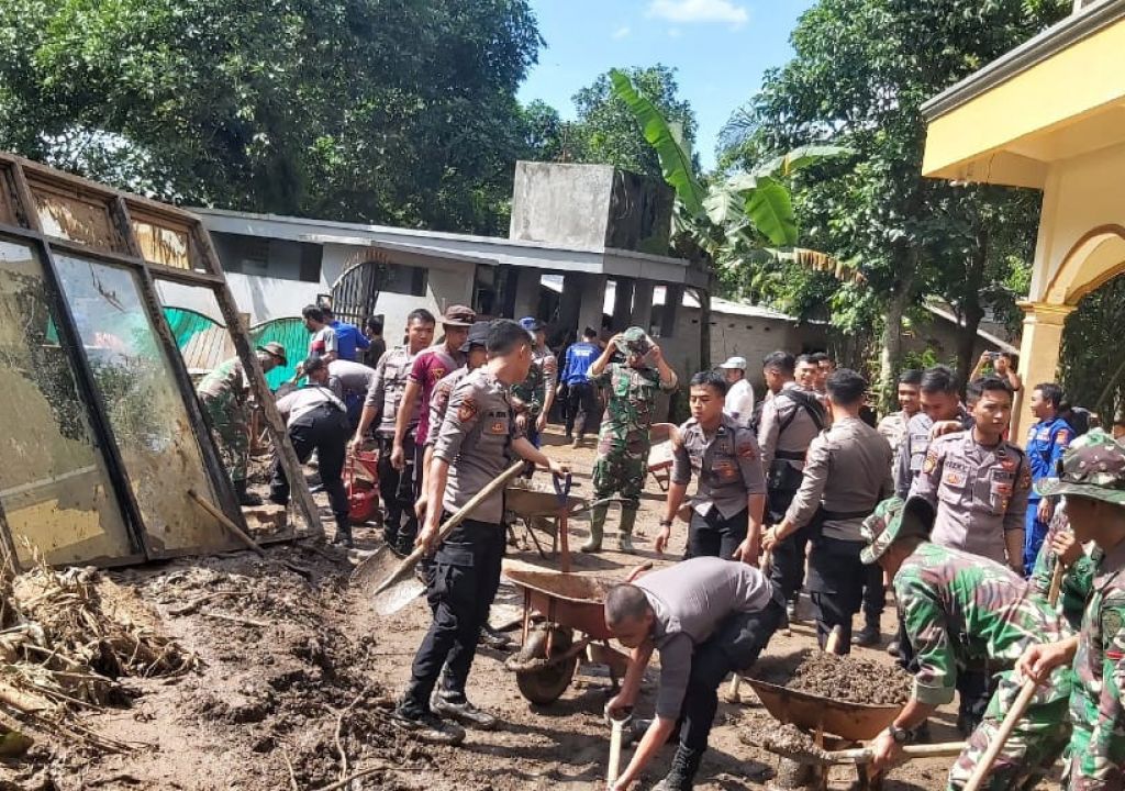 uploads/ntb/arsip/normal/2021/12/09/tni-polri-dan-tim-gabungan-lain-bersama-sama-membersihkan-si-rrik.jpg - GenPI.co NTB