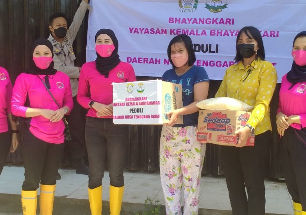 Bhayangkari Polres Mataram Peduli Banjir - GenPI.co NTB