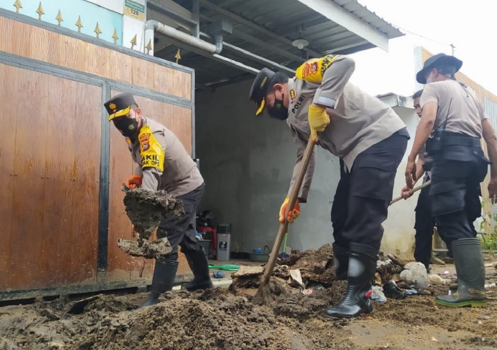 Lihat Brigjen Ruslan Aspan Bersihkan Puing Bekas Banjir - GenPI.co NTB