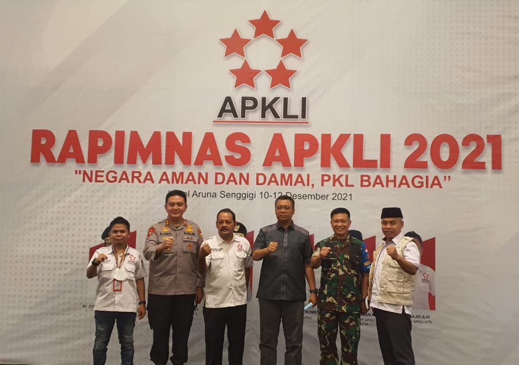 uploads/ntb/arsip/normal/2021/12/12/ketua-umum-apkli-ali-mahsun-atmo-tiga-dari-kiri-bersama-gu-dmsp.jpg - GenPI.co NTB