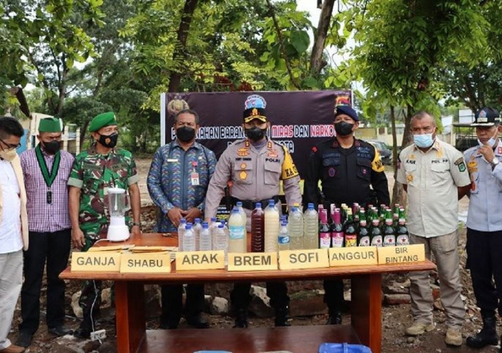 Polres Bima Kota Musnahkan Ribuan Botol Miras, Sabu dan Ganja - GenPI.co NTB