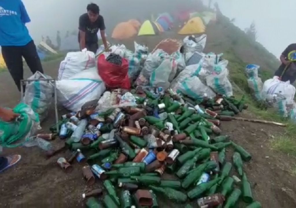 Ya Tuhan, Ratusan Botol Miras Berserakan di Gunung Rinjani - GenPI.co NTB