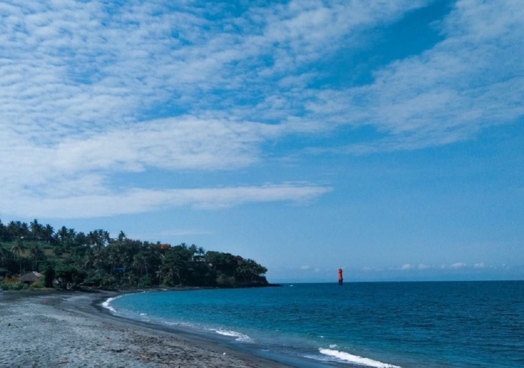 Menikmati Hamparan Pasir Putih Pantai Kerandangan Lombok - GenPI.co NTB