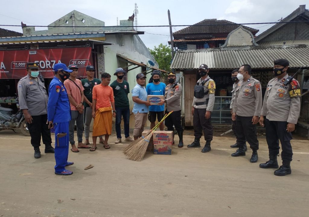 Kapolsek Mandalika Salurkan Bantuan Bagi Warga Terdampak Banjir - GenPI.co NTB