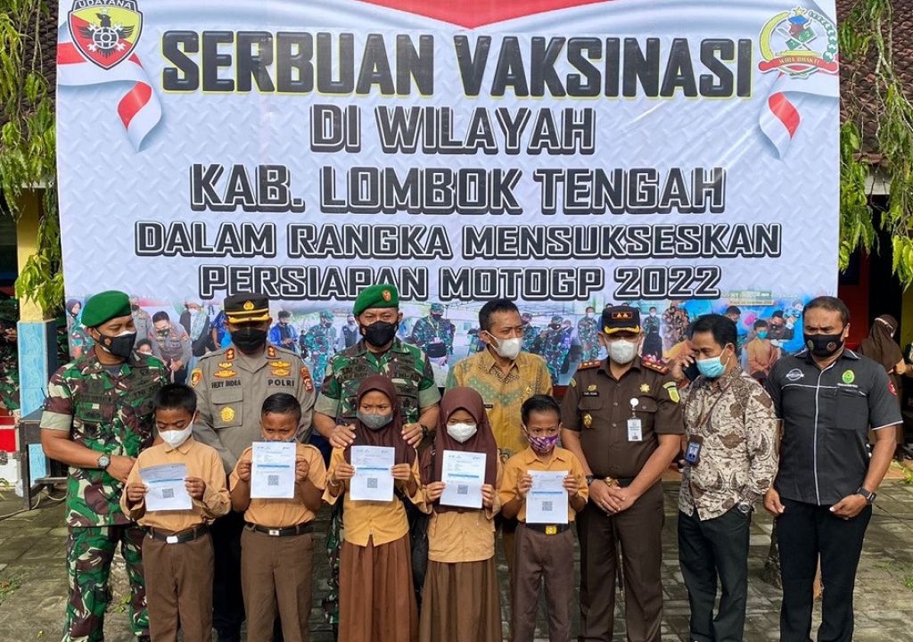 Bupati Lombok Tengah Minta Kepala Sekolah Percepat Vaksinasi Anak - GenPI.co NTB