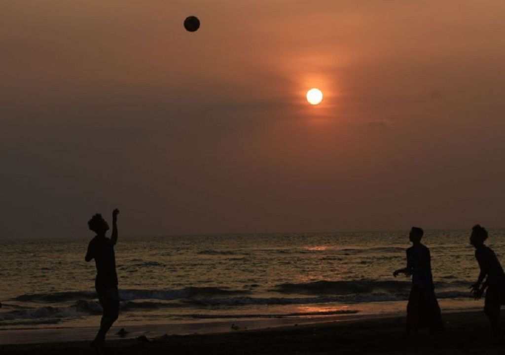 Pantai Rantung Sumbawa, Surga Bagi Penikmat Senja - GenPI.co NTB