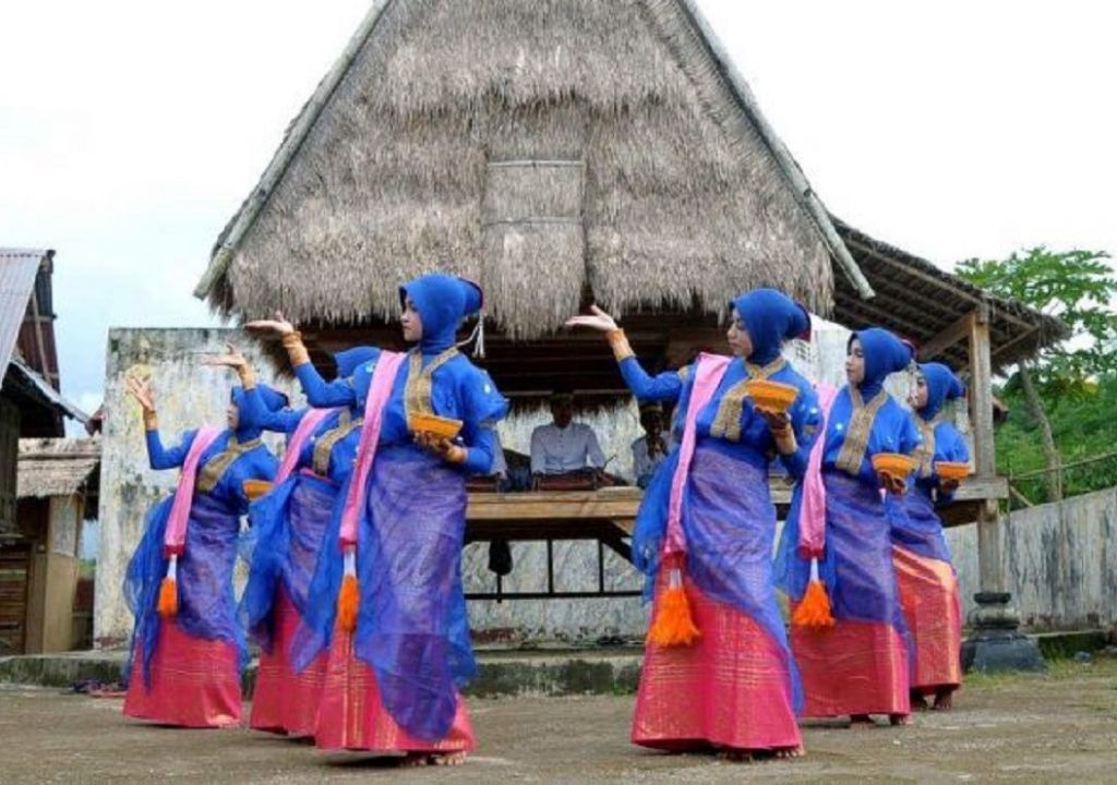 Tari Wura Bongi Monca, Simbol Harapan Orang Bima - GenPI.co NTB