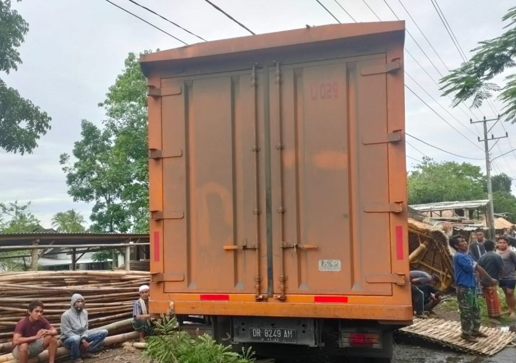Sopir Ngantuk, Truk Boks Hantam Pohon Hingga Tumbang di Loteng - GenPI.co NTB