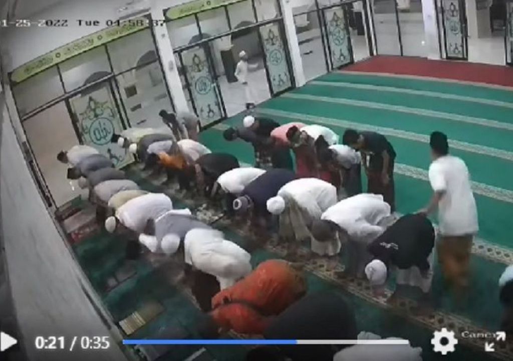 Video CCTV Viral, Jemaah Salat Subuh Tak Lari Saat Gempa Lombok - GenPI.co NTB