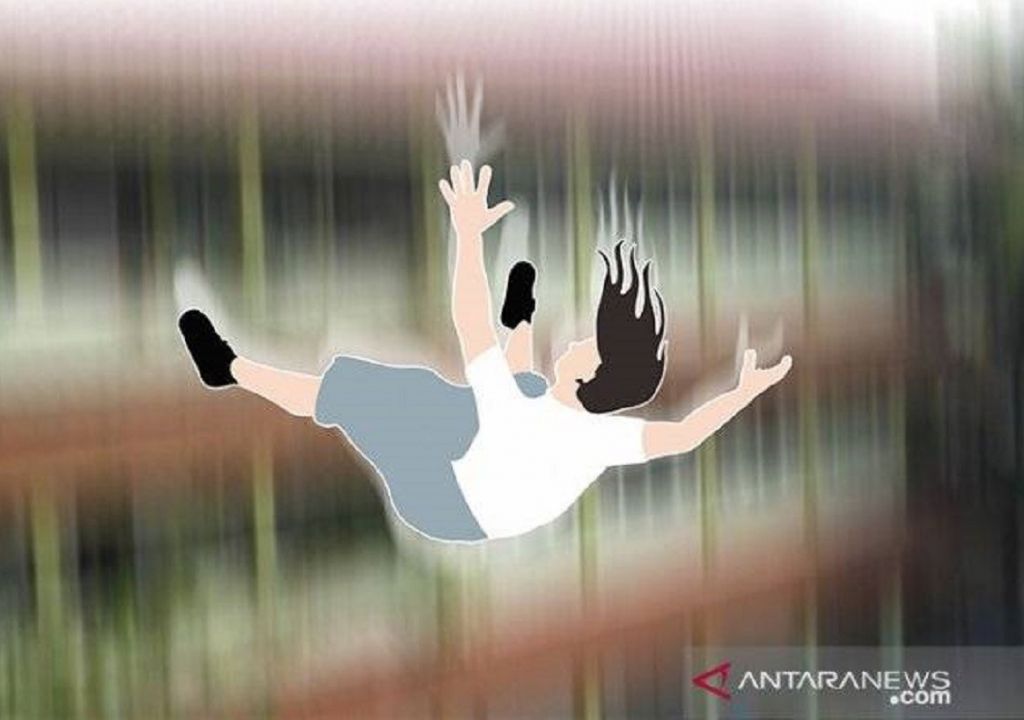 Naik Tower Tanpa Pengaman, Pekerja di Sumbawa ini Jatuh - GenPI.co NTB