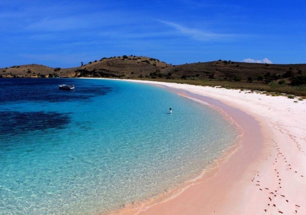 Indahnya Pasir Pink di Pantai Torombala - GenPI.co NTB