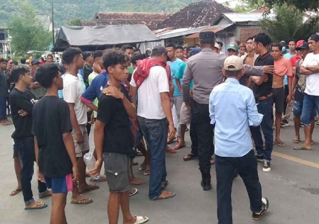 Akibat Pembacokan, Warga Desa Wora Blokade Jalan - GenPI.co NTB