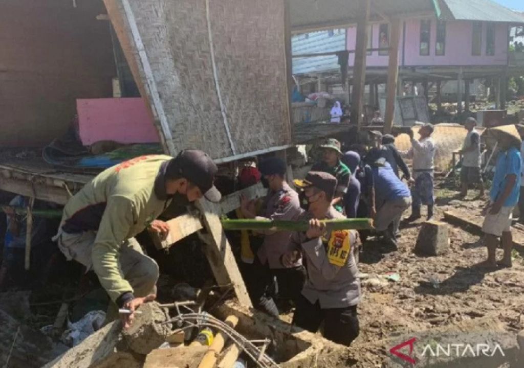 LIhat Aksi Kapolres Sumbawa AKBP Esty Bantu Korban Banjir - GenPI.co NTB